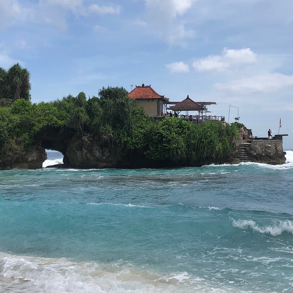 Mahana Point Cliff Jump