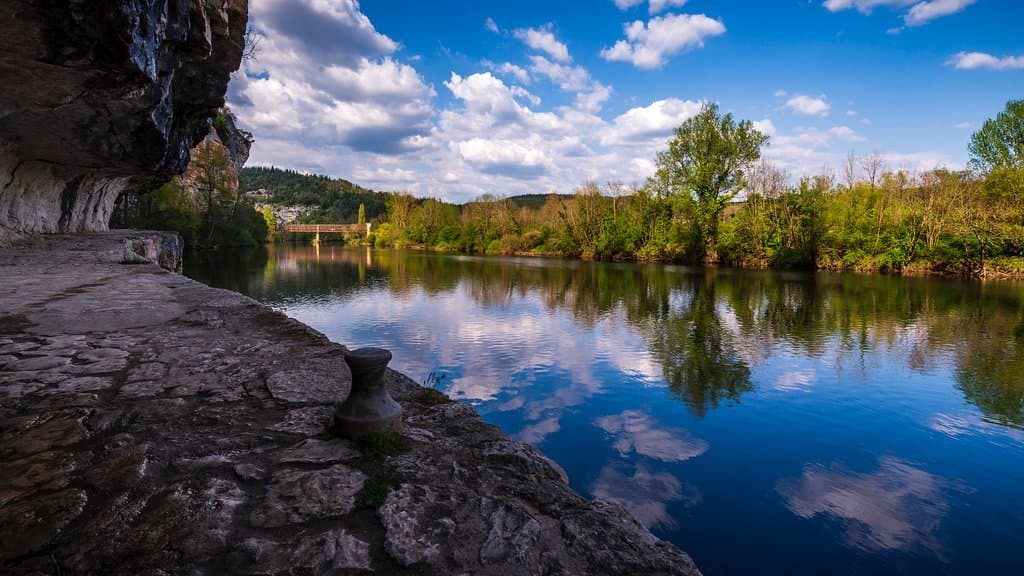 Le chemin de halage creusé dans la roche, au bord du Lot.