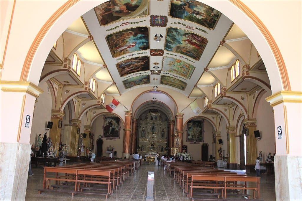 Vista interior de la Iglesia en el techo se logran ver lindas pinturas