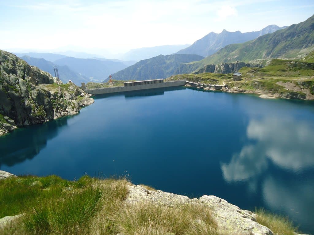 Lago nero con la diga 