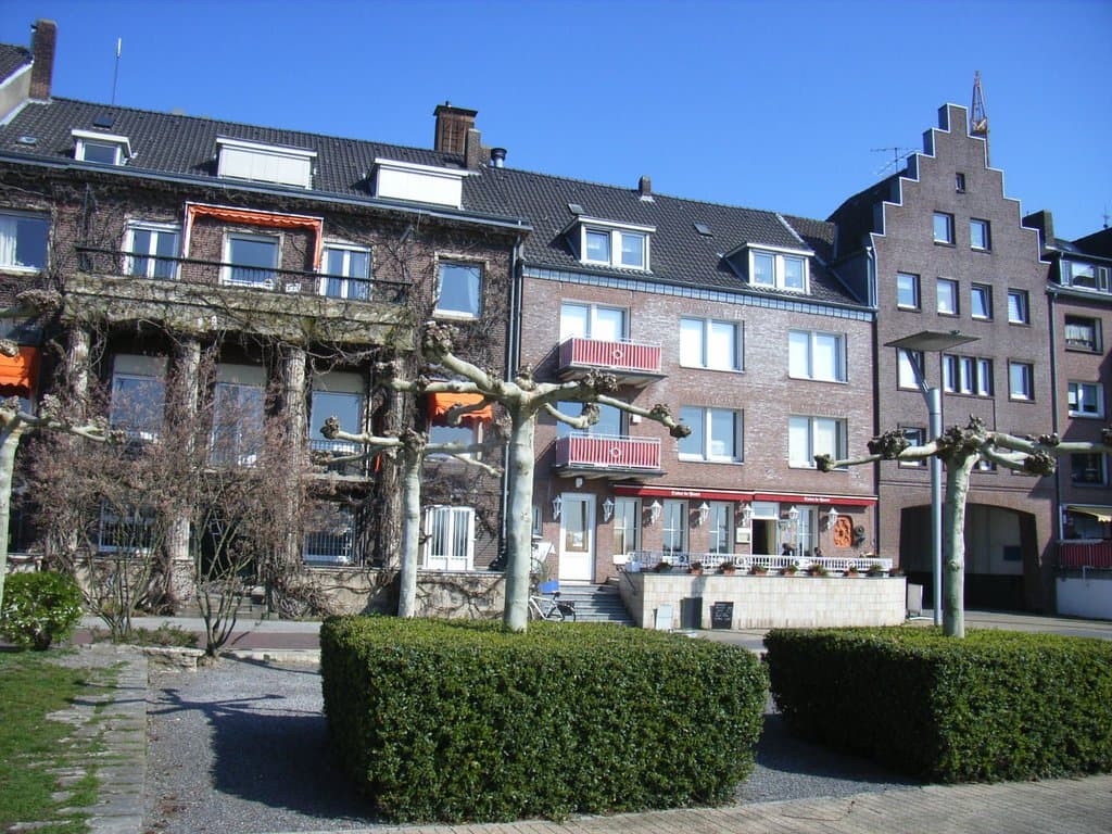 Wohnhäuser an der Rhein-Promenade.