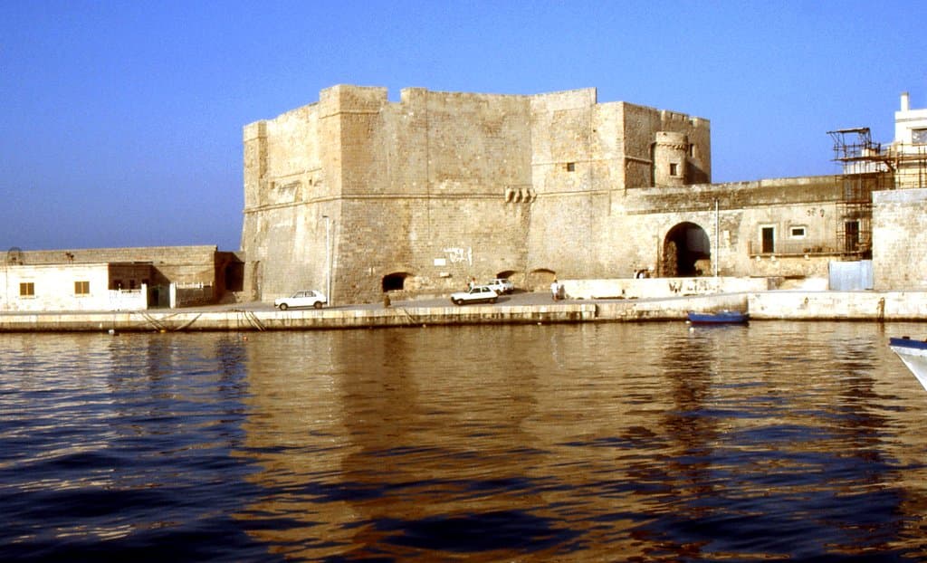 Il Castello dalla banchina del porto