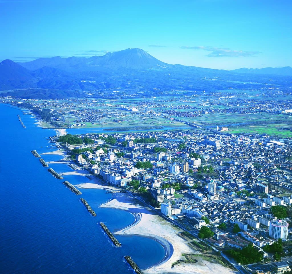 皆生温泉は、旅館街の眼前に日本海があり、背後には中国地方最高峰の名峰・大山（だいせん）がそびえています。
