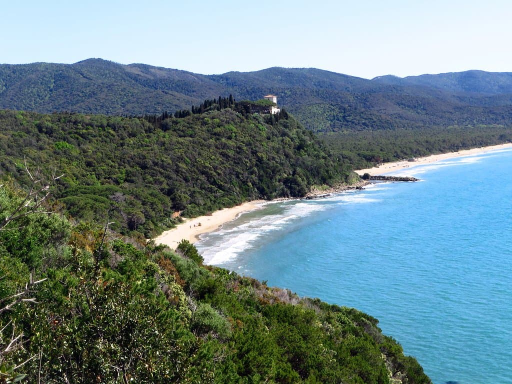 Cala Civette in primo piano e sullo sfondo il lungo arenile della spiaggia di Punta Ala