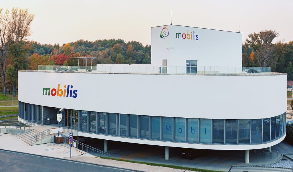 A Mobilisben a látogatók közel 2000 nm-en fedezhetik fel a természettudományok rejtelmeit, a járműipar és a közlekedés legújabb technológiáit. Interaktív kiállító terünkben közel 70 játékra ösztönző eszközt tudnak kipróbálni a látogatók a szélcsatornától a tükörlabirintuson át az áramvonalas karosszériáig. Látványos kísérleti bemutatóink a fizika és a kémia izgalmas világába kalauzolnak. Időszakosan megújuló programjaink minden korosztály számára izgalmas kikapcsolódást n http://mobilis-gyor.hu/