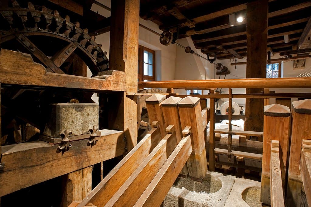 Stampfwerk im Mühleraum
