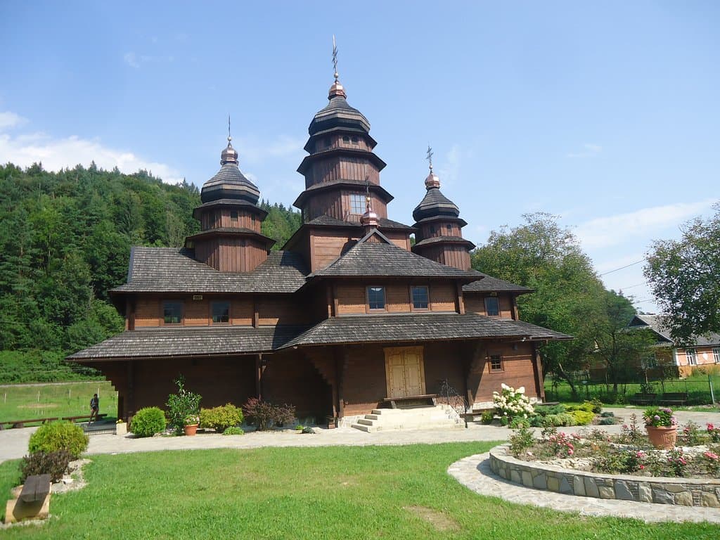 Odbudowana po pożarze cerkiew z zadbanym otoczeniem wygląda bardzo okazale .