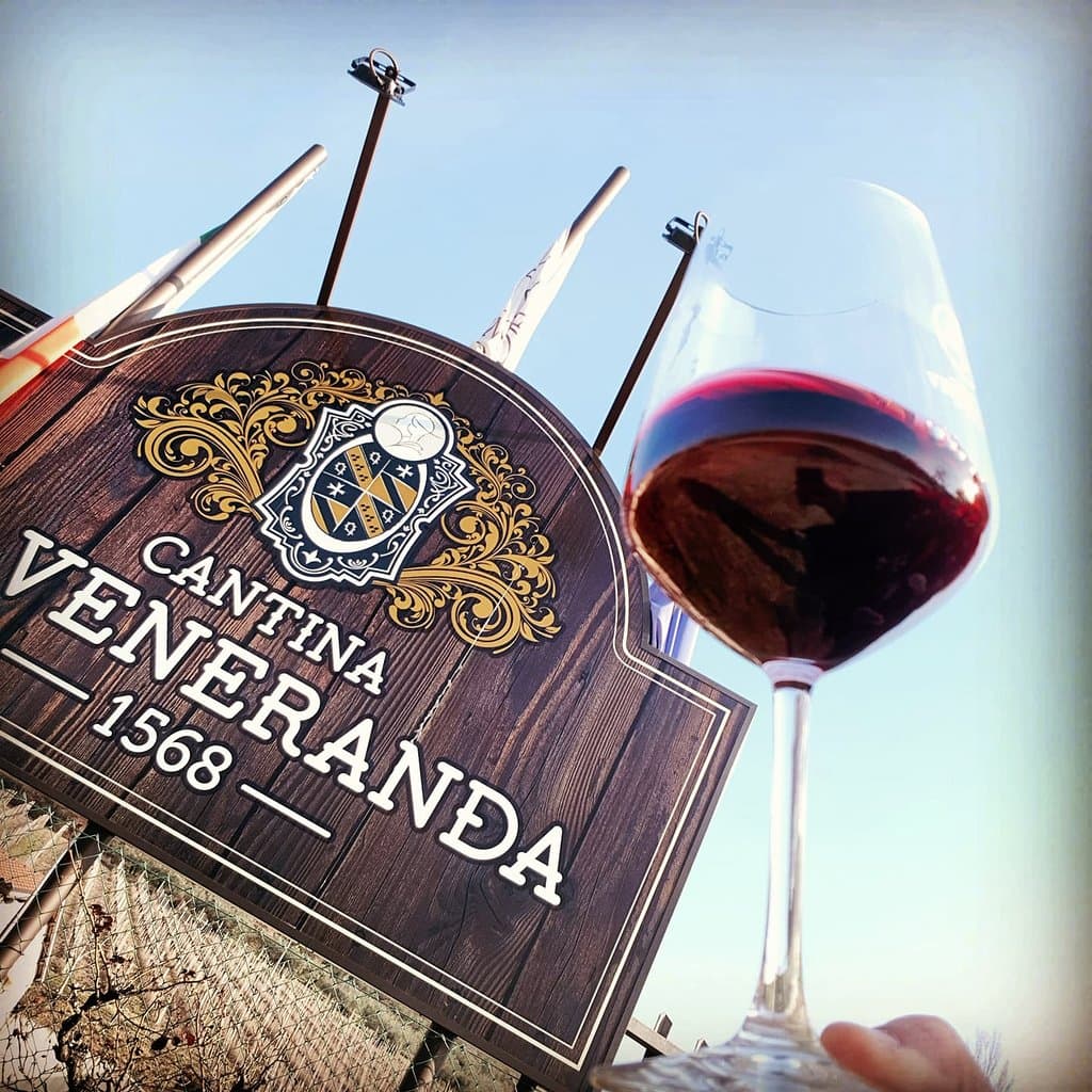 La cantina La Veneranda è situata nella meravigliosa cornice di Montepennino, a Montefalco e si affaccia sulle morbide e suggestive colline umbre.