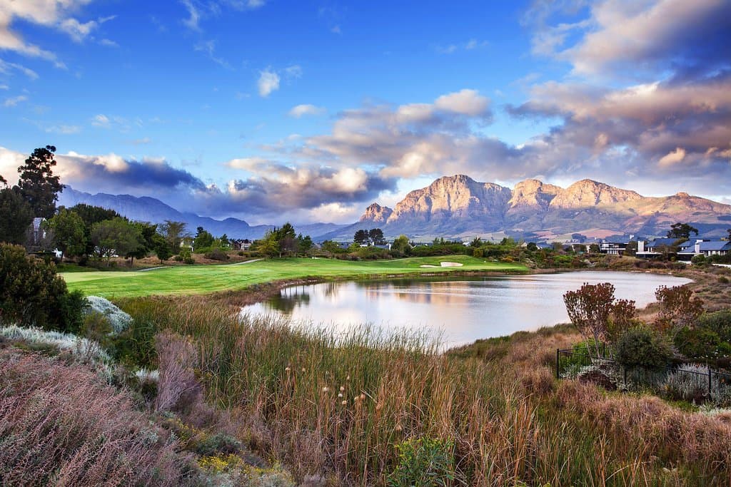 This Jack Nicklaus masterpiece was handcrafted by the golf legend himself and every hole is played against the backdrop of the mountains that frame Pearl Valley at Val de Vie Estate. 