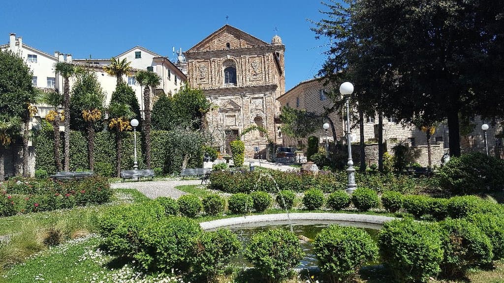 Piazza Nuova Gardens