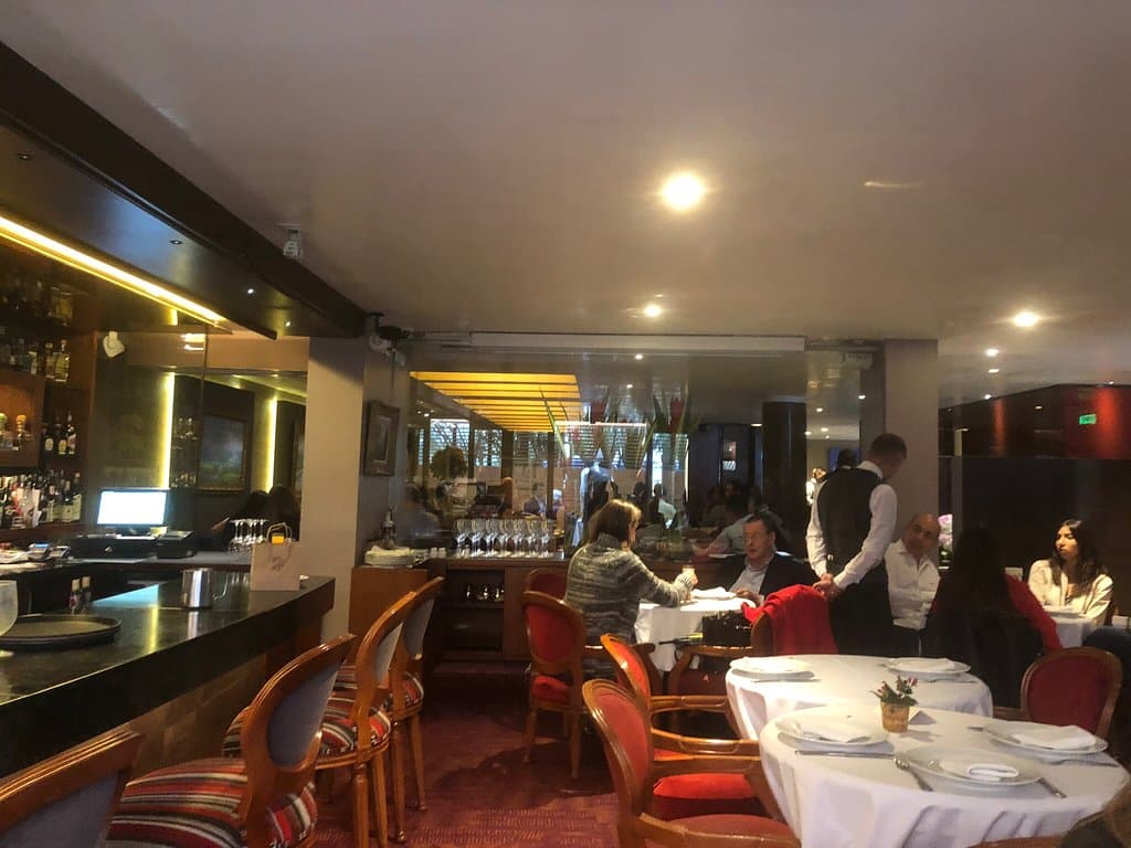 Lo mejor de lo mejor. Es un tradicional excelente restaurante con una comida exquisita preparada con esmero y con algo que lo hace único: los sabores y presentación de los distintos platos del menú siempre están preparados iguales, no obstante el paso del tiempo. Recomendables todas las opciones, pero para mi gusto en particular los callos, exquisitos; las albóndigas, maravillosas; las chuletas de cordero con salsa de menta, para chuparse los huesos y si postre pide no deje de probar la miloja.
