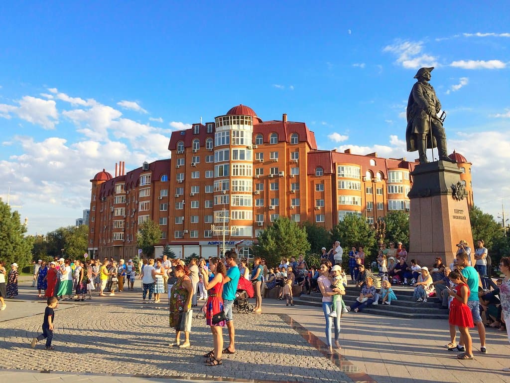 Бронзовый Пётр на площади. 