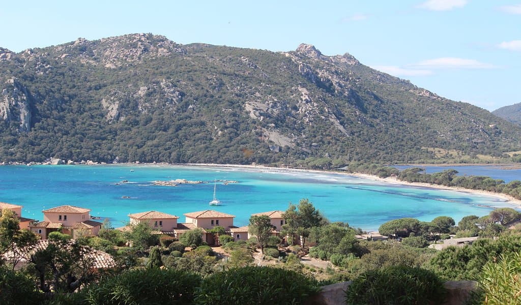 La plage vue de la route d'accès.