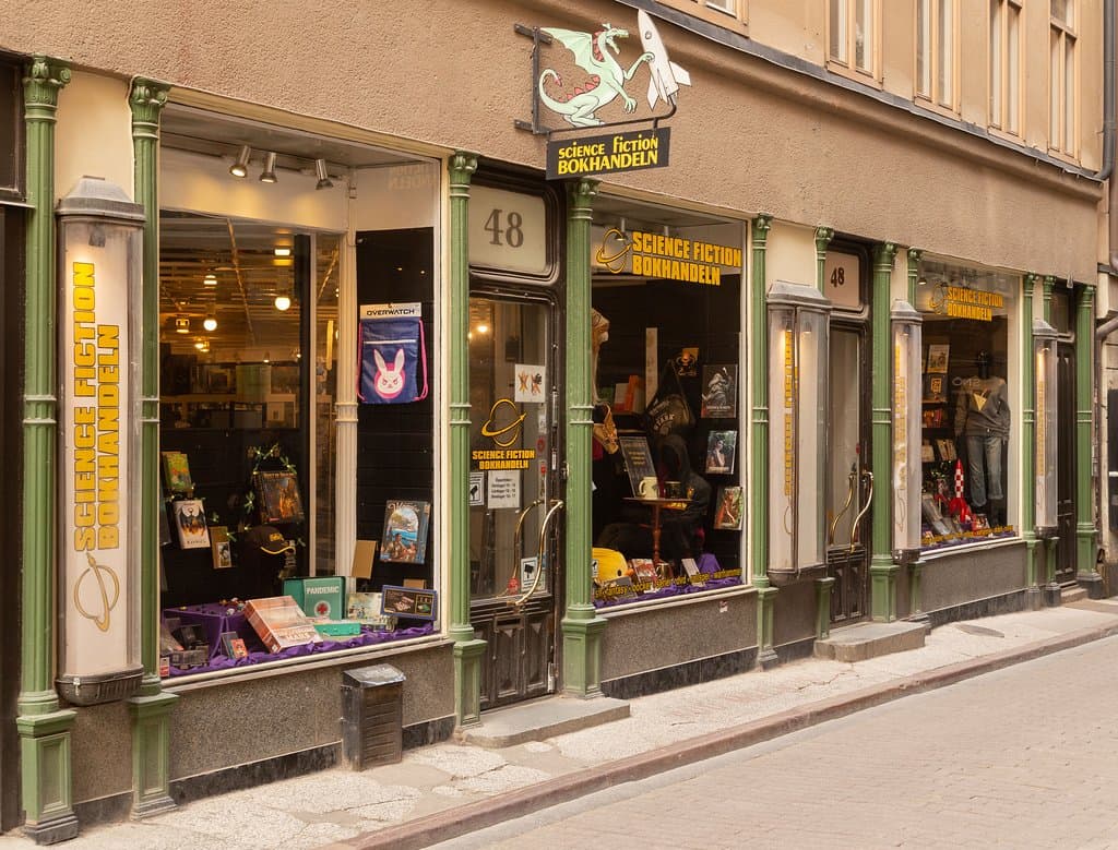 Större på insidan... Som hos många andra i Gamla Stan, syns det inte hur stort det är från framsidan. Vår butik går djupt in i byggnaden, och vår säljyta på två plan är över 300 kvadratmeter stor. Mycket att utforska!
It's bigger on the inside... Like many things in the Old Town, you don't see the whole thing from the front. We have over 300 square meters spread over two floors of geek paradise. Welcome to explore!
Photo: Melissa A. Barton, May 2019