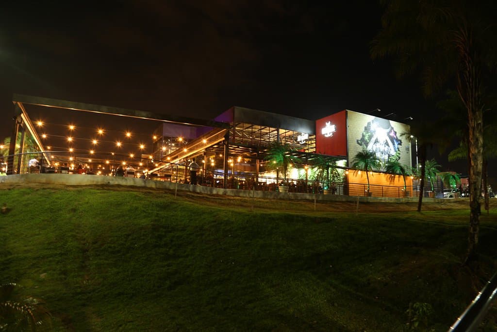 Ambiente externo com vista privilegiada para o show das águas.
