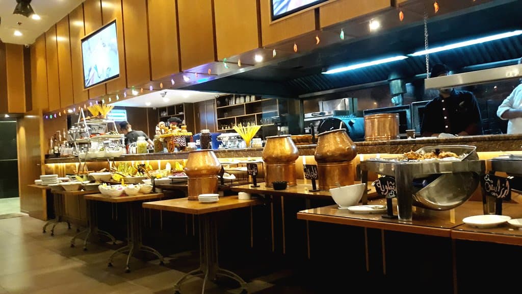 Blick auf das Vorspeisenbuffet und teilweise Hauptgerichte