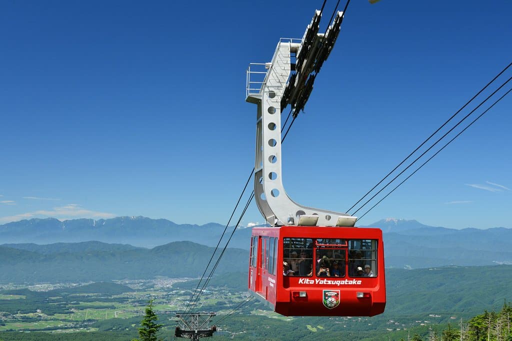 北八ヶ岳ロープウェイ　背景は中央アルプスと御嶽山