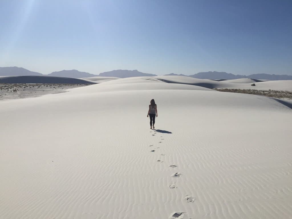 Uno dei parchi naturalistici più suggestivi degli USA, White Sands National Monument, in New Mexico. 800 km quadrati di dune bianchissime all'interno del Tularosa Basin, quasi al confine tra Texas e Messico. Ci si arriva in circa 20 minuti da Alamogordo, il luogo ideale dove pernottare, la visita - date le temperature altissime dalla primavera all'autunno - è consigliata all'alba e al tramonto quando le dune si tingono di rosa e rosso fuoco