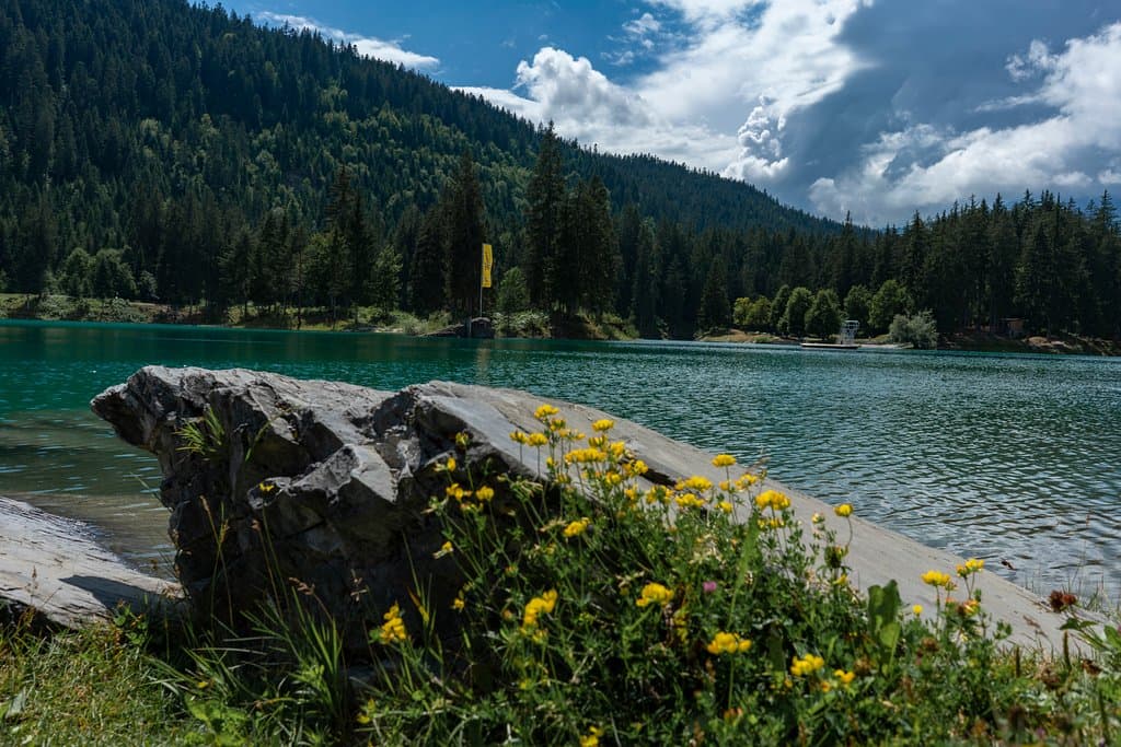 Blick vom Strandbad am Crestasee  Noch mehr Tipps für eine Wanderung rund um Flims https://www.woanderssein.com/schweiz/wandern-flims/