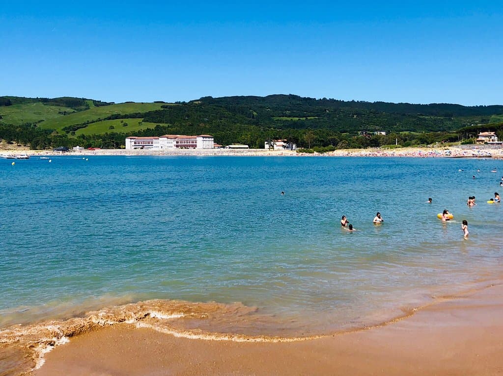 Bellissima spiaggia oceanica Sicuramente un’escursione da non perdere se siete a Bilbao nel periodo estivo e se il meteo è buono