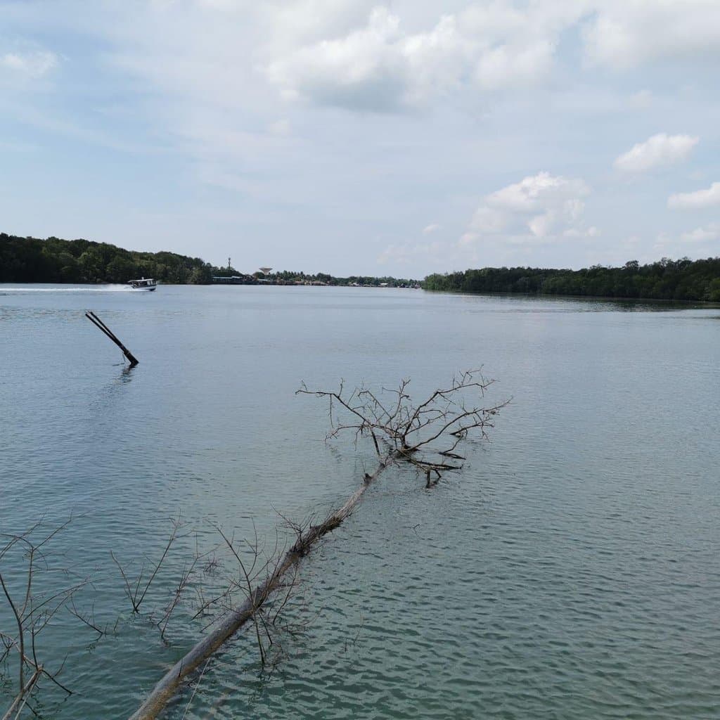 The vastness of Kuantan River.