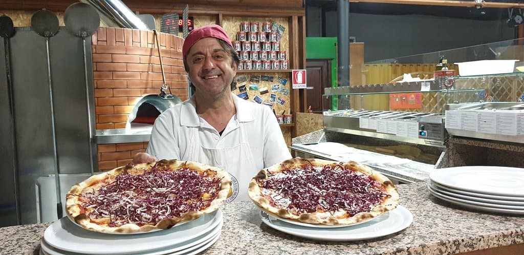 Il proprietario e pizzaiolo Geppo con due zola & radicchio!