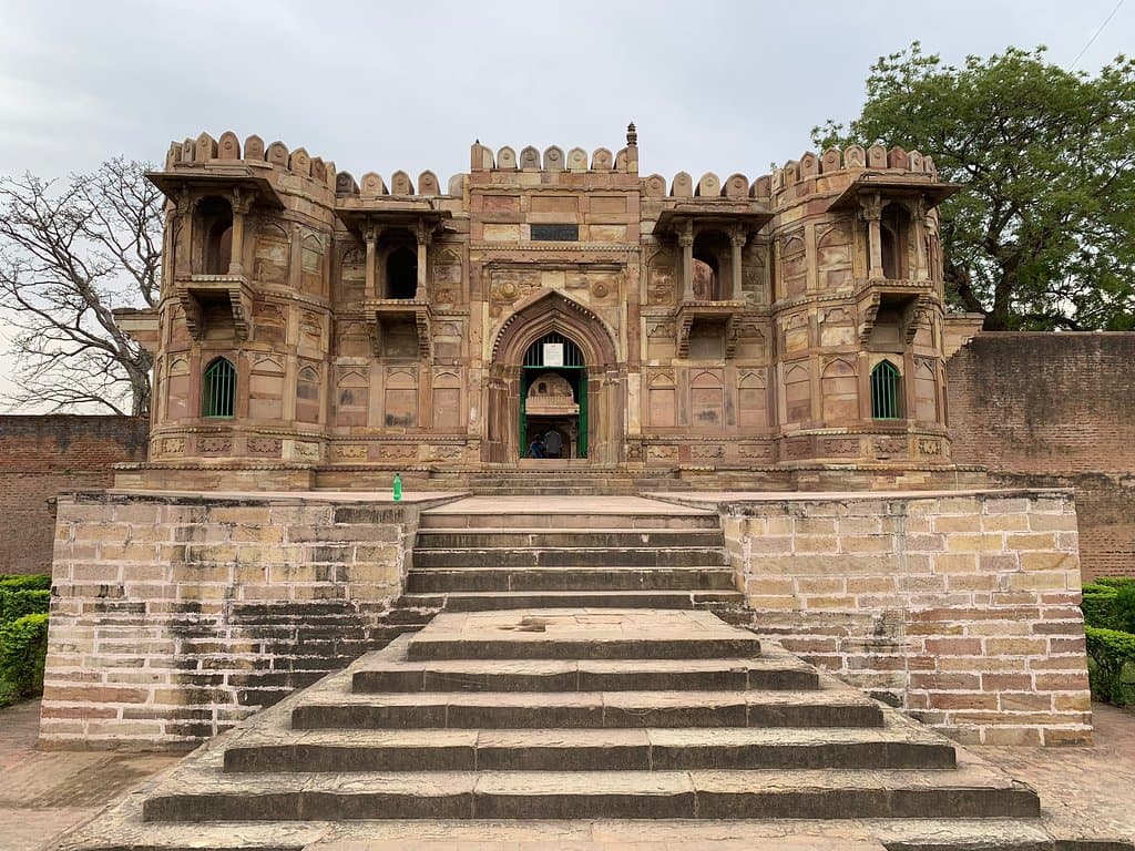 Bari Dargah Maner
