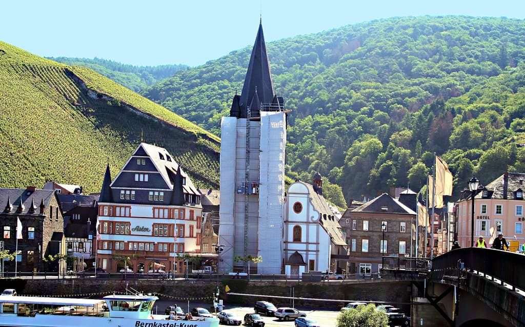 Vue de l'église St Michael depuis la Moselle