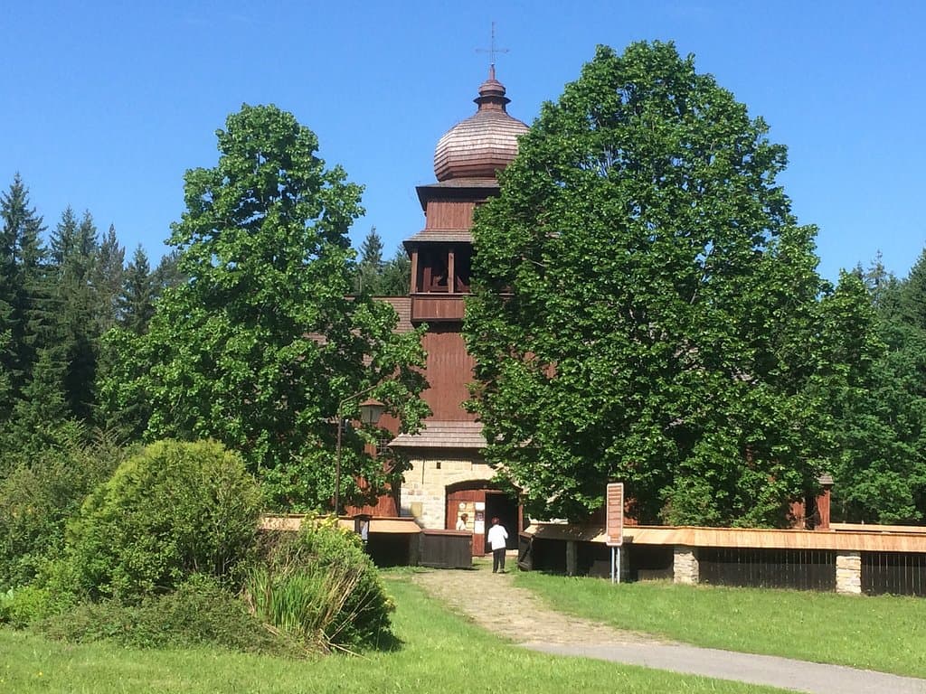Mierne ukrytý za nádhernými stromami ticho stojí kus našej histórie.