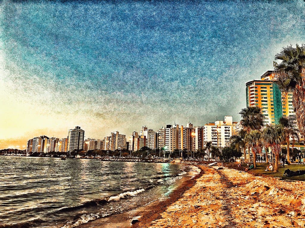 Final de tarde em Florianópolis. A direita temos o hotel Majestic Palace, nota 10 para se hospedar. Fica de frente para beira mar norte, com uma visual lindo de seu restaurante e piscina.