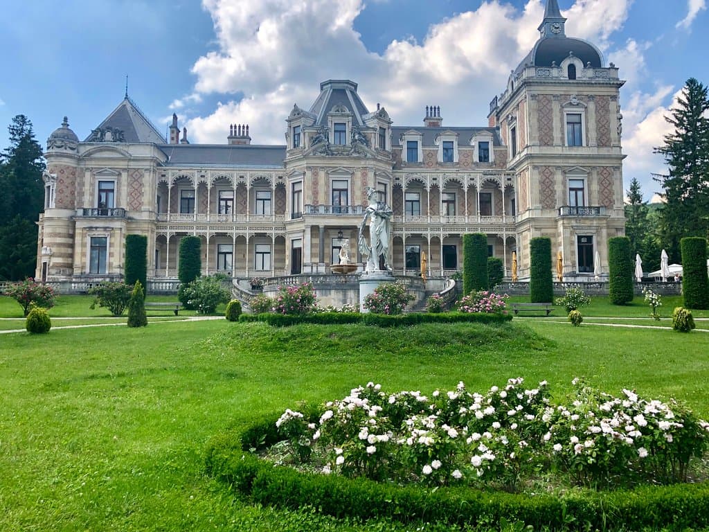 Hermesvilla with the statue Hermes