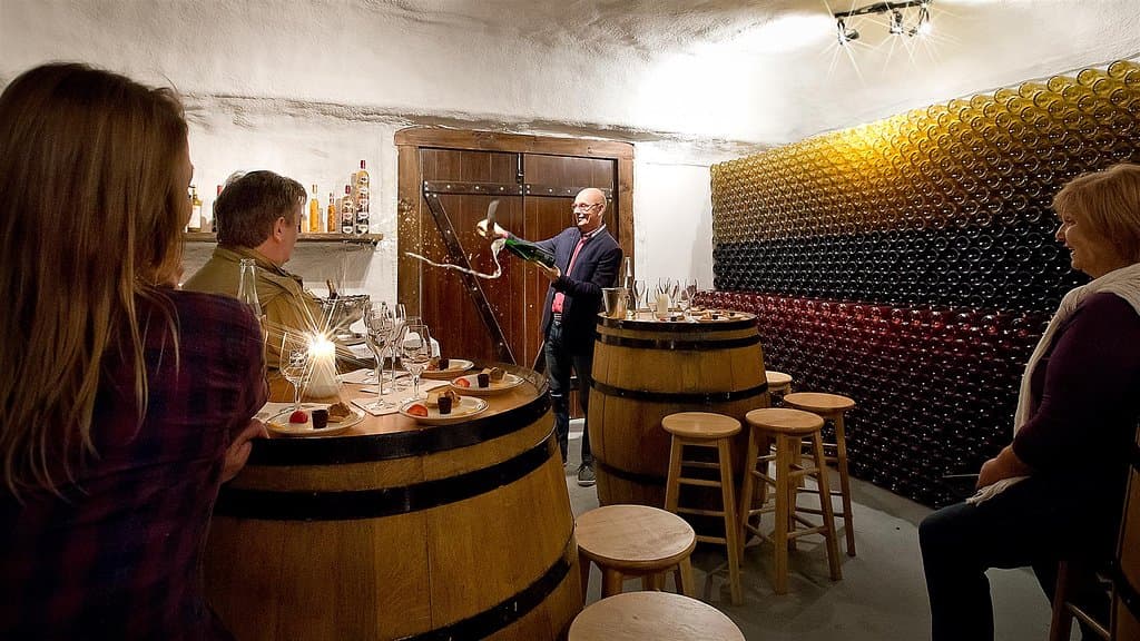 Sabrage dans la cave à Champagne! \ Sabering in the champagne cellar!