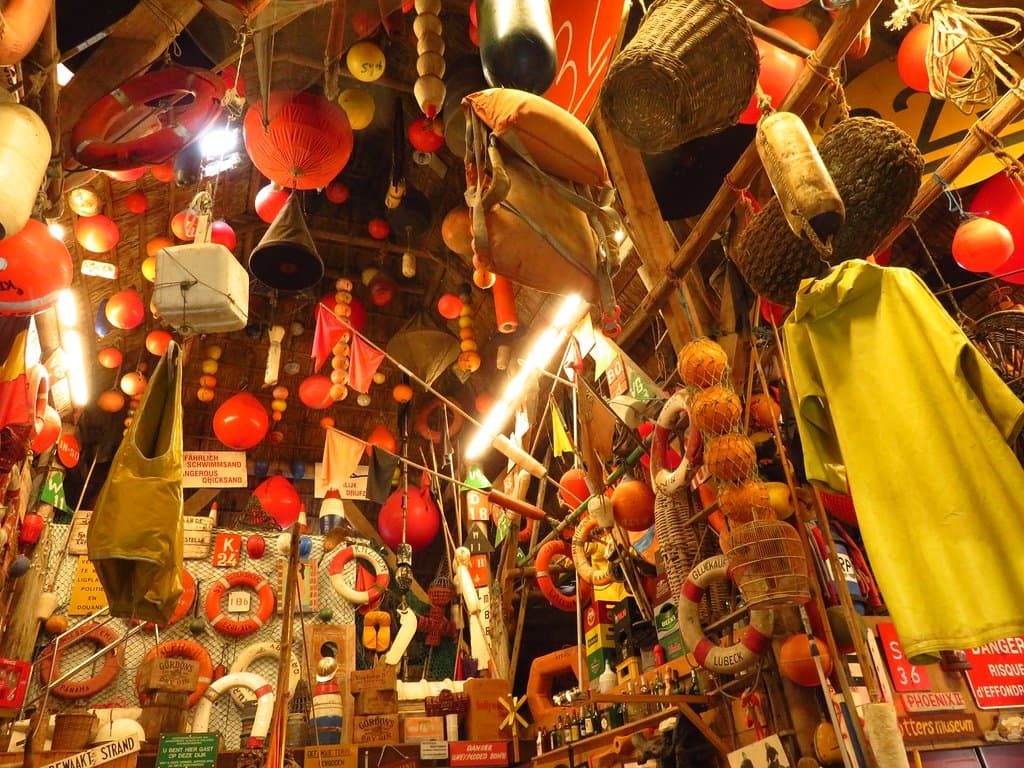 Binnen hangt het helemaal vol met spullen.