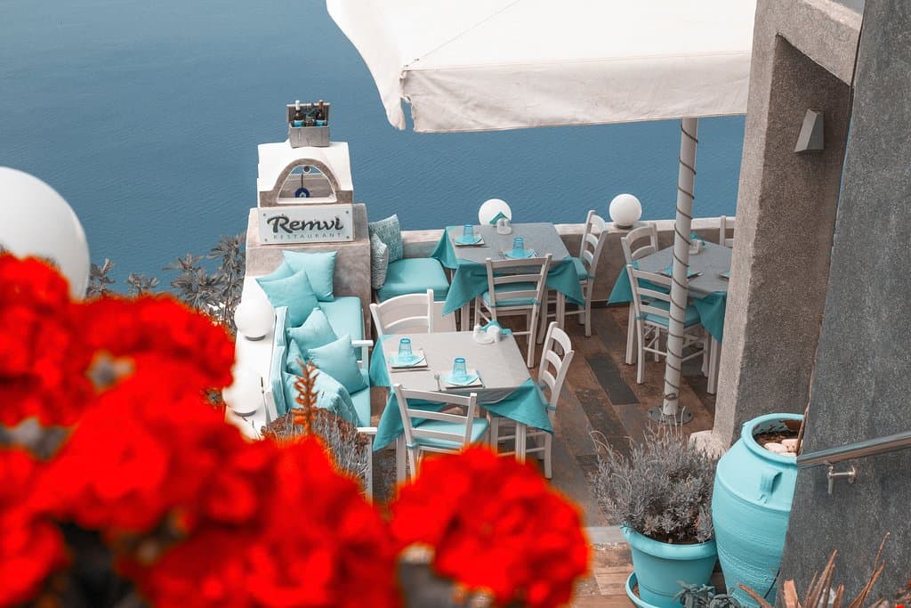 Welcome to our beautiful secret garden on the edge of caldera cliffs and enjoy the most delicious traditional Greek specialities, fresh seafood and local wine. 🌴🌺🌼🌊 #remvirestaurant #redflowers