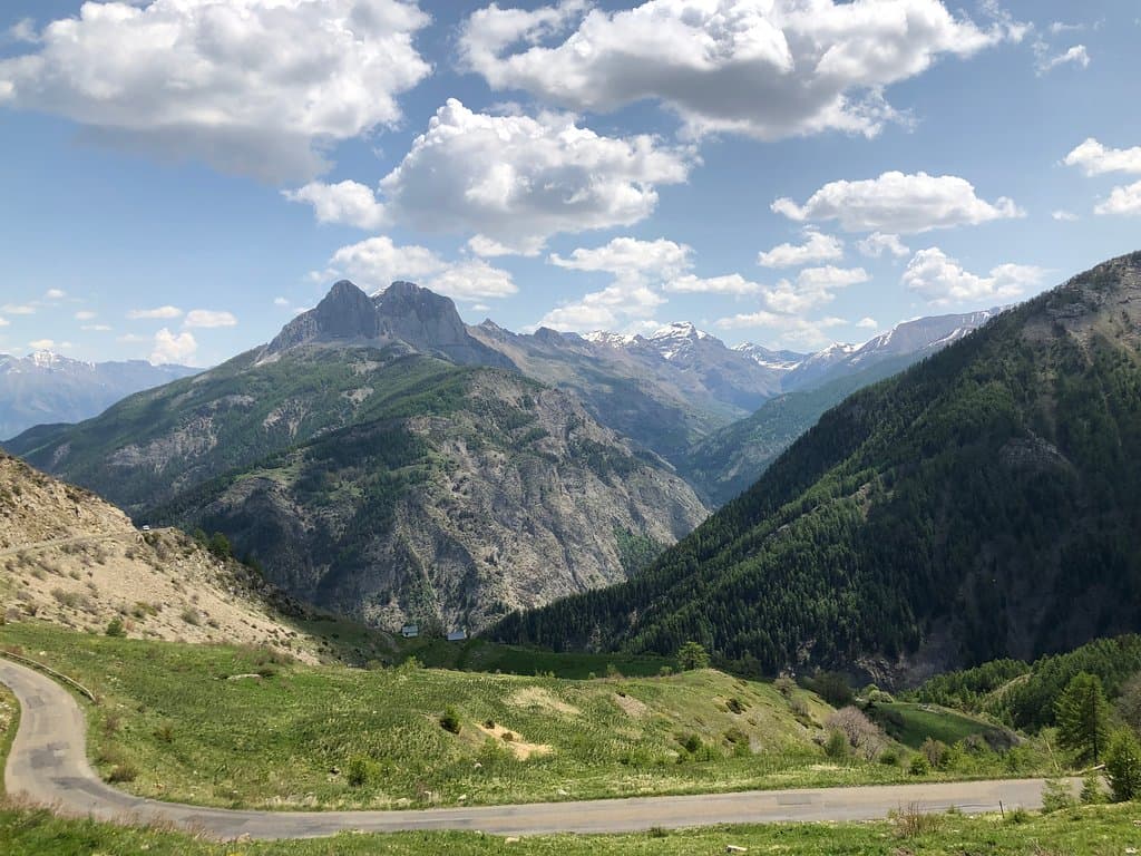 Aussicht vom Col d'Allos (mit Strasse)