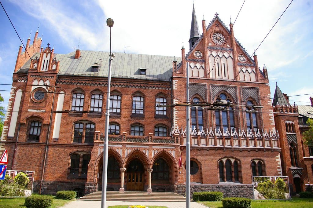 Le bâtiment et son entrée