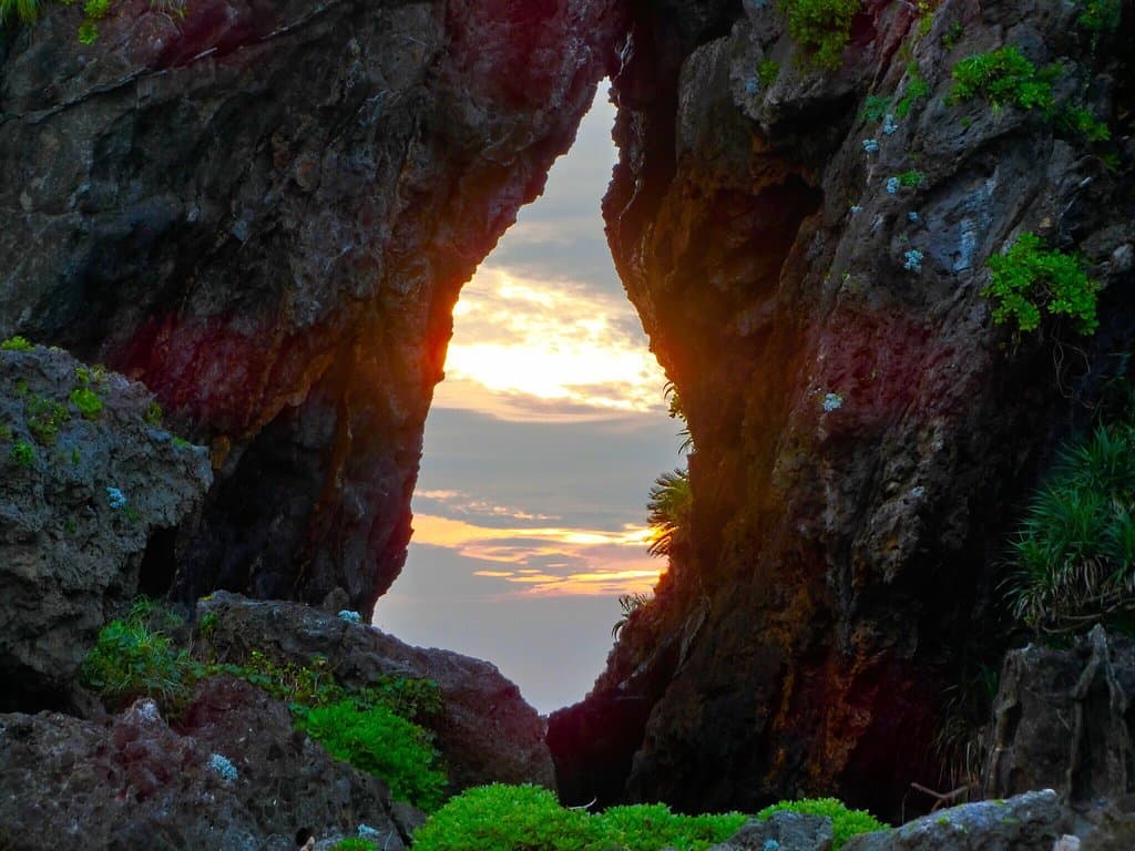 夏至の前後１週間は岩の隙間から朝日が昇るらしい😊