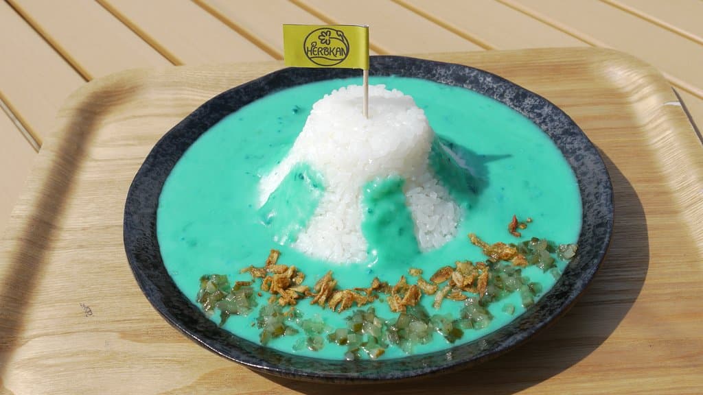 館内のカフェでは、富士山の形をした「青い富士山カレー」を販売中。