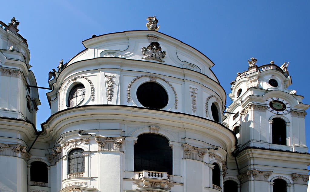 Vue de la façade principale de l'église des collégiens