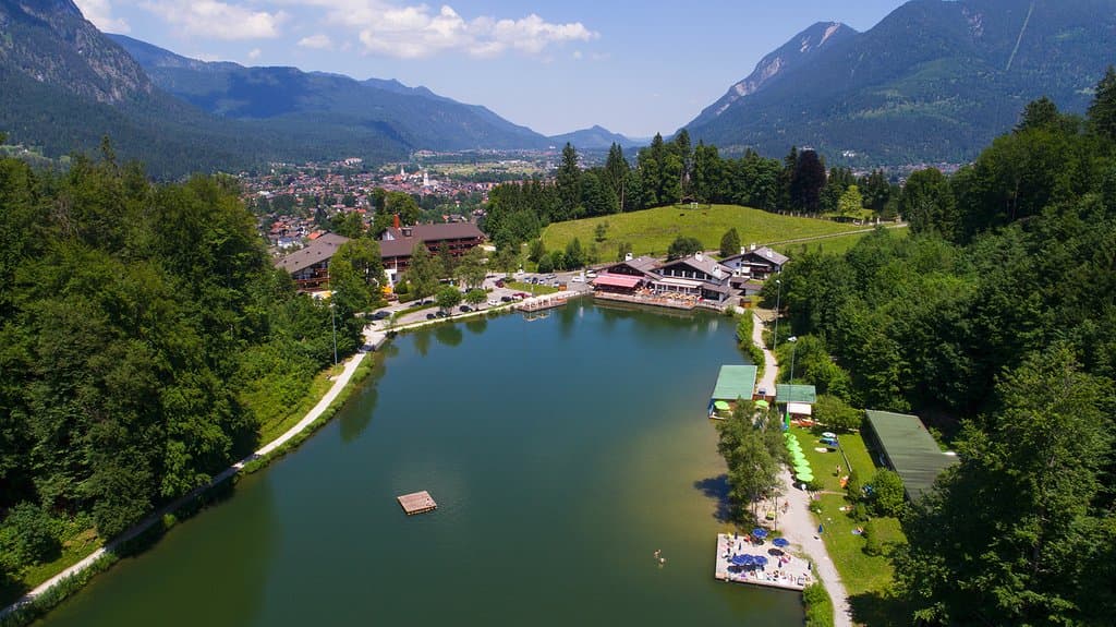 Luftaufnahme vom Riessersee.