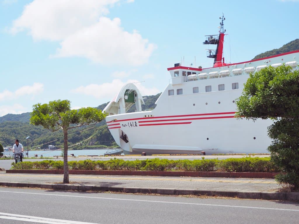緑の茂った対岸の山