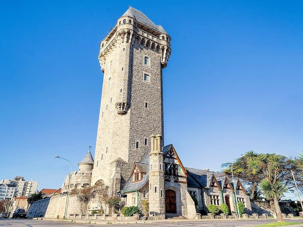 La imagen de la torre es inconfundible e imponente