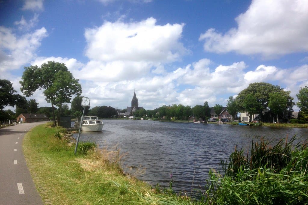 Nes aan de Amstel, dorpsgezicht  met het opvallende voormalige kerkcomplex van de St. Urbanuskerk en de rivier de Amstel..