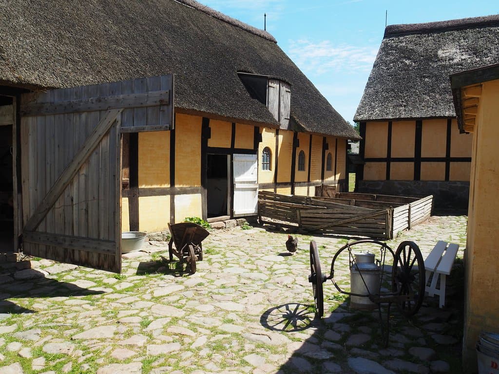 Gårdmiljø med redskaber