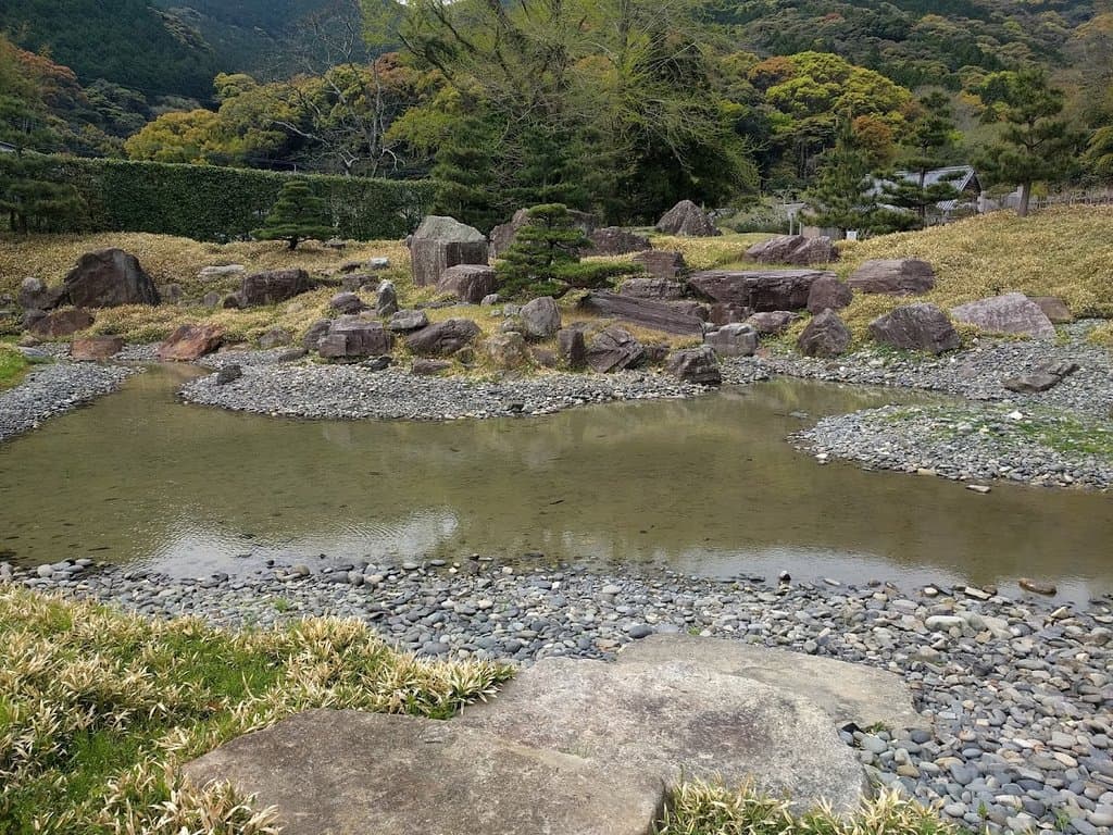 季節が5月だったから、たまたまそうなのか、わかりませんが、本当は、緑青々したような姿なのだと思います。 こういう石の庭を見て、心が癒されるでしょうか。 私は、普通の池がある庭の方が好きです。 宗家の方々のテイストもあったのでしょうけれど。 