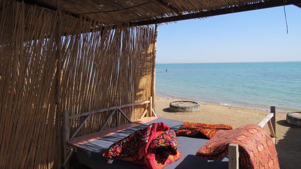 Seeufer Lake Tudakul, ca. 40 km NO von Bukhara. Mit Taxi ca.150.000 UZS; hin und zurück und Fahrer wartet 2-3 Stunden. Sehr schön zum Baden. Es gibt einige überdachte Plätze mit Uzbekischen Liegebänken; dort gibt es Wasser und Schaschlik! der See ist ca. 160 km2 groß und nicht besonders tief, sehr warm. Schönes Ausflugsziel; am Wochenende vormittags ideal, da es sehr voll und heiss werden kann. Es gibt auch einen Aquapark am See; kostet 40.000 UZS Eintritt fuer Ausländer 9 Uhr