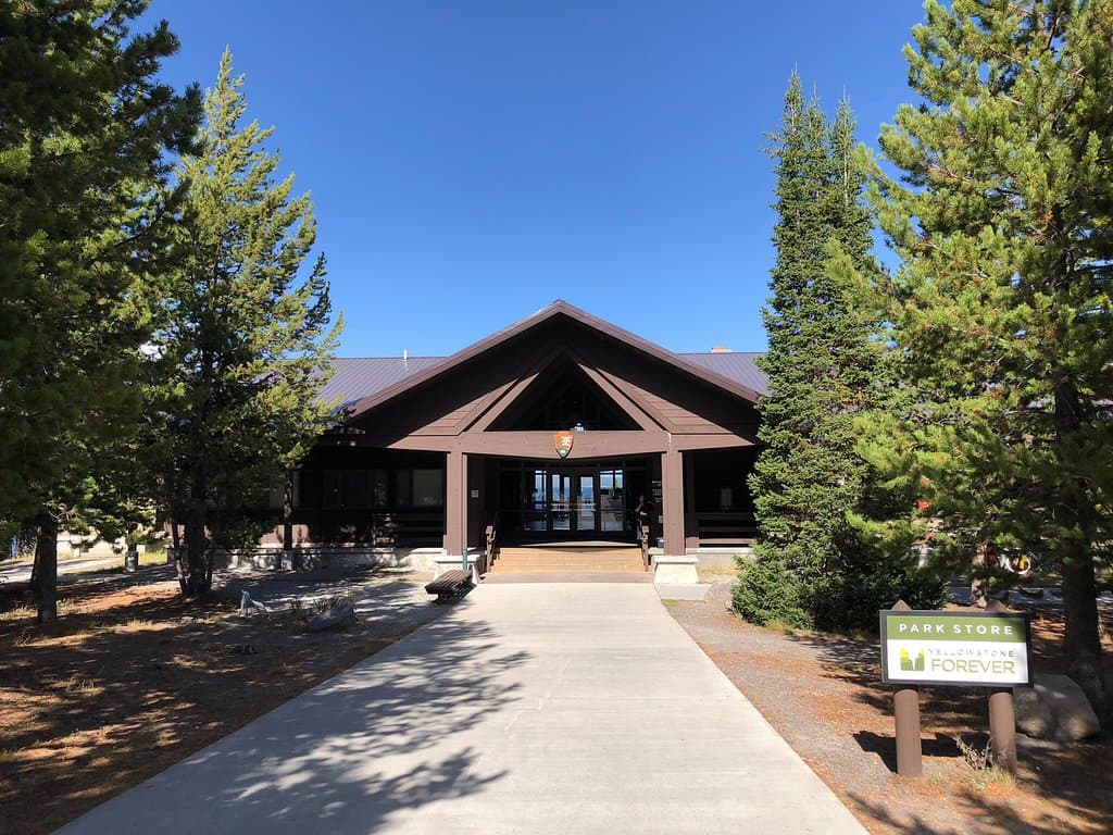 Vistas incríveis do lago Yellowstone