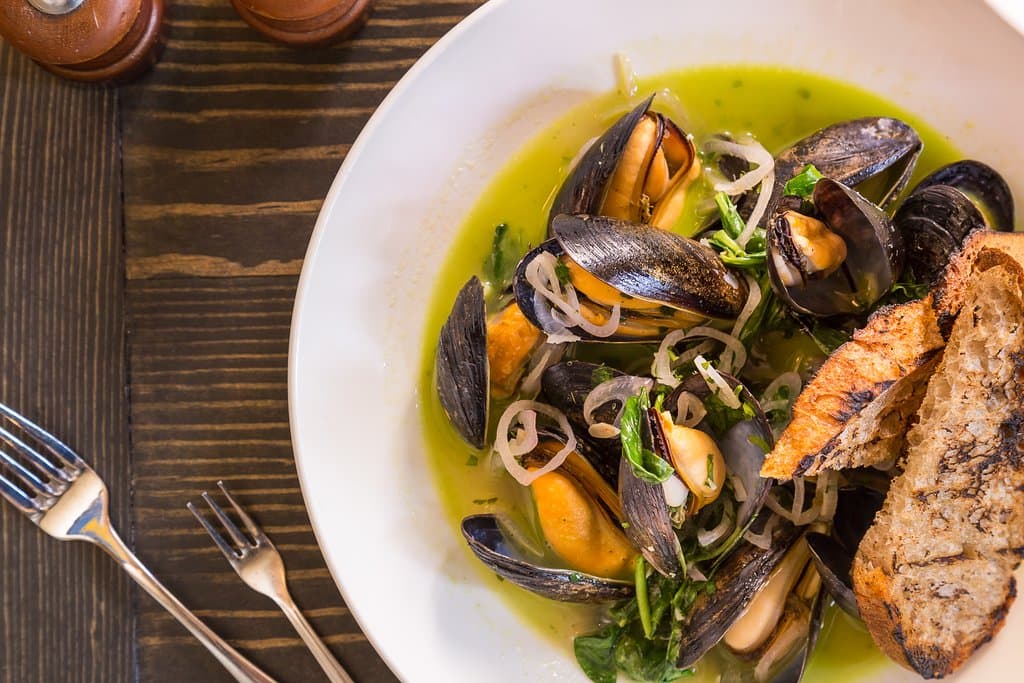 MOULES FLORENTINE
spinach, white wine, garlic, shallots, Pernod garlic butter