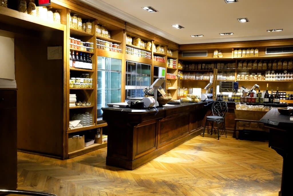 1階、販売スペース。