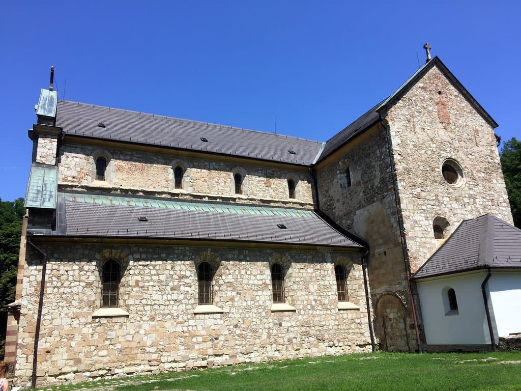 A Bükk-höz tartozó, és a „homlokát ráncoló” Bélkő hegy lábánál, csodás természeti környezetben áll az 1232-ben alapított Bélapátfalvai Ciszterci Apátság, amely Magyarország egyetlen épségben megmaradt középkori ciszterci apátsági temploma. Az audio-guide-os idegenvezetés belépőjegy tartozéka, amit egy térkép egészít ki, ezek segítségével fedezhető fel a templom és a látnivalók, értékek sokasága.